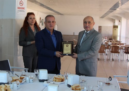 Başpolis Memuru Sayın Vedat Ali ALDENİZ adına Tesis Müdürümüz Sayın Metin TANRIVER'in katılımları ile veda yemeği düzenlenmiştir.